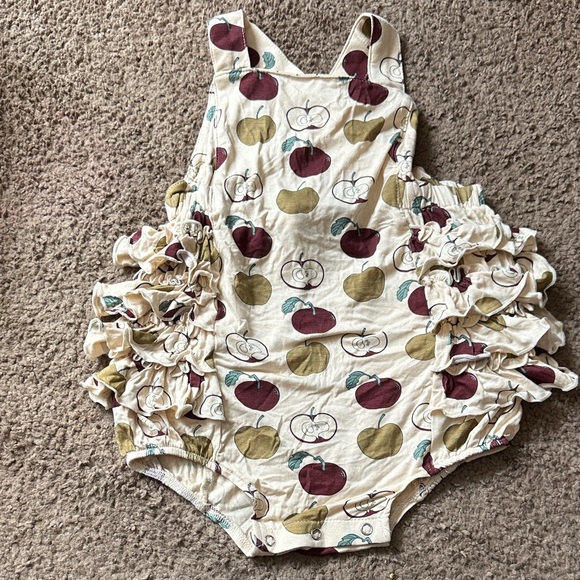 NWT Kate Quinn 2T Apple Print Ruffled Baby Romper - Picture 1 of 2